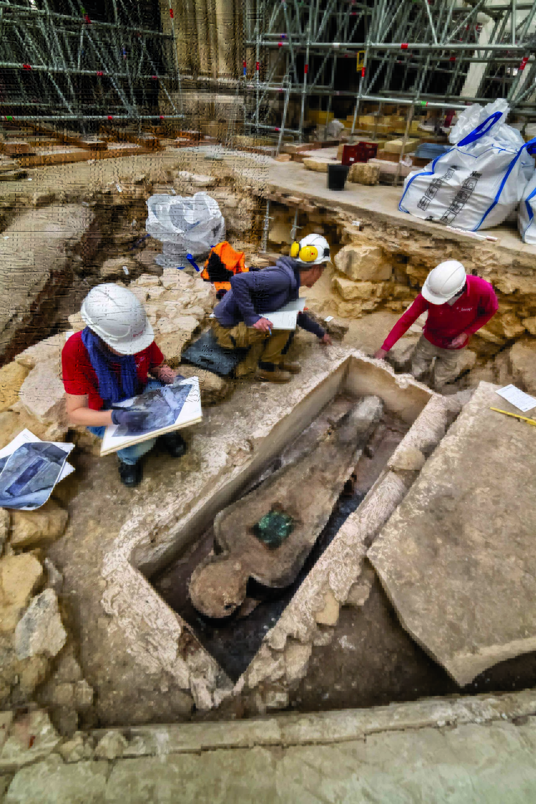 パリ・ノートルダム大聖堂の修復に伴う床下発掘調査の様子